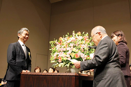 一般社団法人日本家族計画協会・近　泰男会長より表彰を受ける